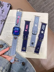 Vue detaillee du bracelet de montre en denim brode avec des etoiles et des cœurs pour montre.