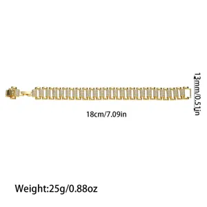 Vista di dettaglio in primo piano del bracciale a maglie dorate con zirconi splendenti.