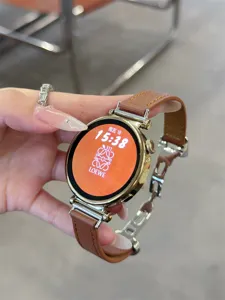 Detailansicht des braunen Lederarmbands mit Metallschnalle und Smartwatch-Display.