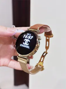 Nahaufnahme des luxuriösen Lederarmbands mit goldenem Metall-Faltschließe und elegantem Gehäuse.