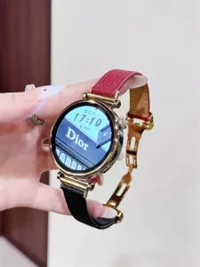 Detailaufnahme einer stilvollen Smartwatch mit rot-schwarzem Lederarmband und Goldschnalle.