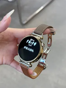 Detailansicht des luxuriösen Lederarmbands mit einzigartiger Metallschnalle und Smartwatch.