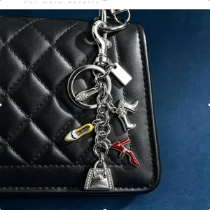 Llavero colgante de zapatos y bolso multielemento, dije de metal esmaltado vintage.