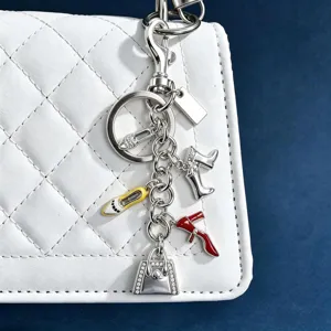 Llavero exquisito de múltiples elementos con zapatos y bolsos, dijes de esmalte y estrás.