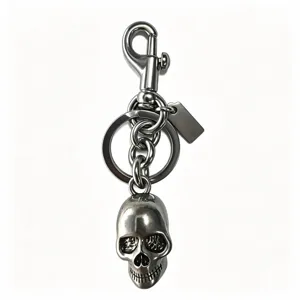 Llavero de metal con calavera 3D estilo punk, dije de bolso fresco y decoración.