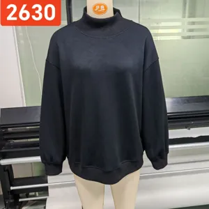 Zwarte dames sweatshirt met hoge kraag, effen kleur, lange mouwen, losse pasvorm.
