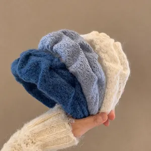 Dettaglio fascia per capelli in maglia plissè, cerchietto morbido e largo per uso quotidiano.