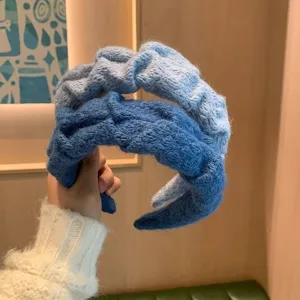 Cerchietto per capelli in maglia plissettata morbida largo accessorio blu per donna e trucco.