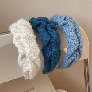 Dettaglio cerchietto in maglia morbida, fascia per capelli larga e accogliente in blu bianco.