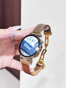 Detailaufnahme eines edlen braunen Lederarmbands mit eleganter goldener Schmetterlingsschließe.