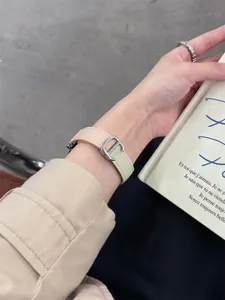 Echtes Lederarmband mit markantem D-Schnallen-Design und elegantem Zweifarben-Stil.