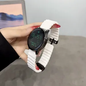 Nahaufnahme des weißen Silikon-Uhrenarmbands mit sicherem Verschluss am Smartwatch.