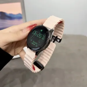 Detailansicht des rosa Silikon Smartwatch Ersatzarmbands auf einem neutralen grauen Hintergrund.