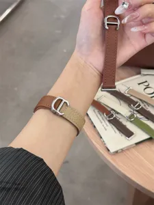 Nahaufnahme Detail des zweifarbigen Echtleder Uhrbands mit eleganter D Schnalle.