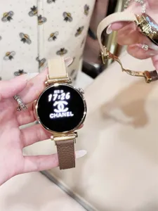 Elegante Damen Lederarmband Smartwatch mit luxuriösem Zifferblatt, stilvoll und passend.