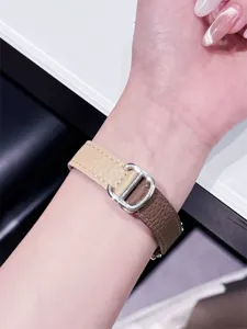 Nahaufnahme eines Echtleder-Uhrenarmbands im Bicolor-Design mit edler Metallschnalle.