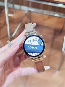 Elegantes Lederarmband passend für Smartwatches, in stilvollem Braun mit robusten Metallanschlüssen.