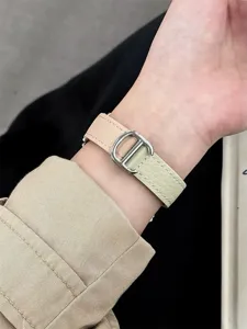Detailansicht des Echtleder-Uhrenarmbands mit einer einzigartigen silbernen D-Schließe.