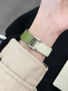 Nahaufnahme des zweifarbigen Lederarmbands mit silberner D-Schließe am Handgelenk für Smartwatches.