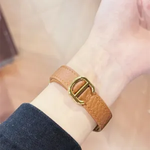 Braunes Ersatz Lederarmband für Smartwatches mit goldener Schließe in elegantem Design.