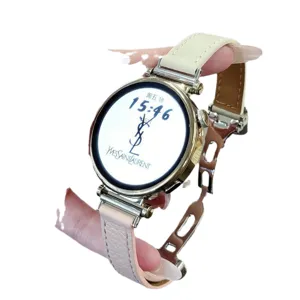 Runde Smartwatch mit echtem Lederarmband und digitalem Zifferblatt für elegante Alltagsmode.