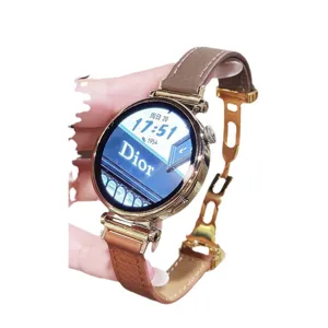 Smartwatch mit braunem Lederarmband und goldenem Gehäuse, elegantes Damendesign, digital.