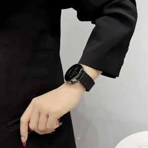 Detailansicht des Silikon-Uhrarmbands am Handgelenk, zeigt Flexibilität und sicheren Sitz.