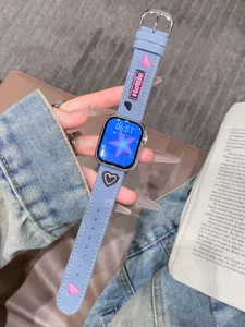 Bracelet de montre connectée en denim bleu avec cœurs et étoiles brodés pour un style quotidien.