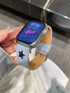 Bracelet de montre en denim avec étoile brodée, compatible smartwatches, élégant et résistant.