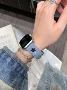 Bracelet de montre en jean compatible avec apple watch, bleu clair avec etoiles brodees.