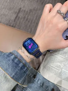 Bracelet de montre en jean avec broderie cœur et étoile compatible avec les montres connectées.
