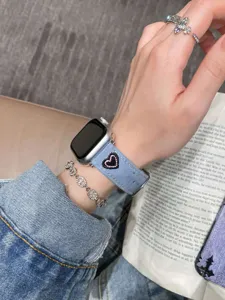 Bracelet de montre en jean bleu avec joli design de cœur brodé, compatible avec les montres.