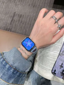 Bracelet de montre en jean avec cœur et étoile brodés, compatible avec les montres connectées.