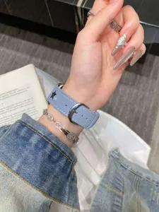 Bracelet de montre en jean avec motifs brodés d'étoiles, compatible avec montres connectées.