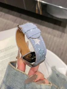 Bracelet de montre en jean compatible avec Apple Watch, design d'étoile brodée avec boucle.