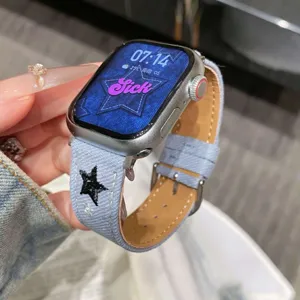 Bracelet de montre en denim avec étoile brodée, doublure en cuir souple et boucle métallique.