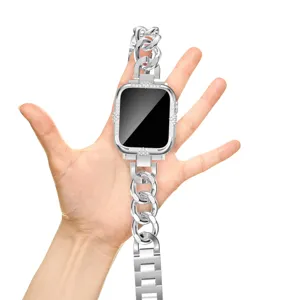 Silbernes Strass Apple Watch Gehaeuse mit Kettenarmband, elegantes Metallzubehoer fuer Uhren.
