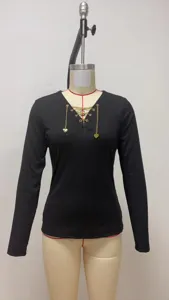 Langarm V-Ausschnitt Damen Freizeit T-Shirt unifarben mit goldener Kette, Detailansicht.