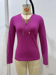 Damen Langarm V-Ausschnitt Rippstrick einfarbig T-Shirt mit modischer Metallkette.
