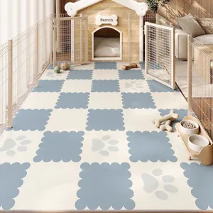 Tappeto per recinto animali con grazioso motivo a biscotto blu e impronte, facile da pulire.
