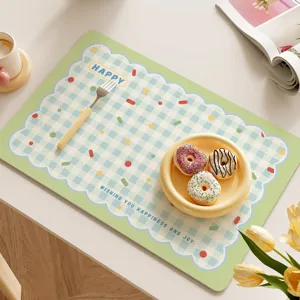 PVC kariertes Tischset mit Wolkenkanten, ideal fur Kuchentisch-Dekoration und Esszimmer-Setup.