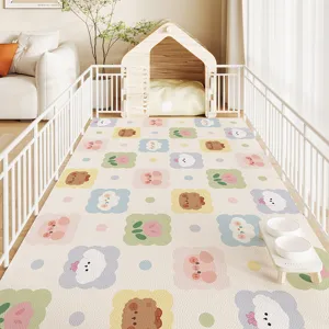 Tappetino impermeabile in PVC per animali con recinto e dettaglio cuccia in legno per cani gatti.