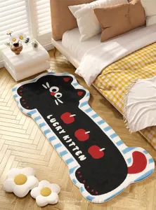 Détail tapis chat douillet, tapis de sol moelleux en peluche avec motif de pomme sympa.