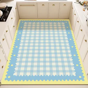 Alfombra de cocina a cuadros azules y blancos con borde festoneado amarillo y chic.