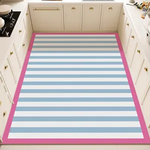 Vista detallada de una alfombra de cocina a rayas azules y blancas con borde rosa.