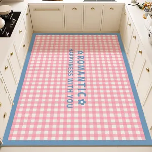 Detalle de alfombra de cocina a cuadros rosas, felpudo antideslizante e impermeable.
