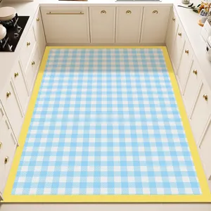 Detalle de alfombra de cocina, diseño de cuadros azules y blancos con borde amarillo.