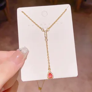 Zarte französische rote Tropfen-Anhänger Halskette, elegante goldene Y-Kette Damenschmuck.