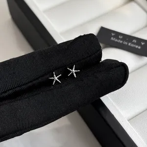 Exquisite silberne Seestern Ohrstecker Detailansicht, zarter und eleganter Schmuck für Damen.
