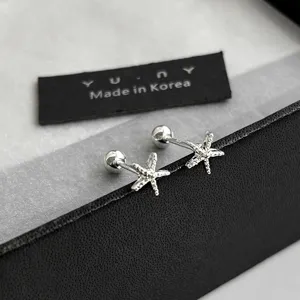 Detailansicht filigrane silberne Seestern Ohrstecker, moderner süßer cooler Modeschmuck.